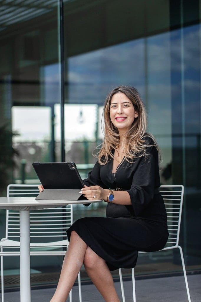 Ind Adamo, responsable de operaciones de Key & Care, trabajando con su tableta al aire libre